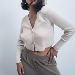 ZARA | KNIT RIBBED CROPPED CARDIGAN LONG SLEEVE IN CREAM LARGE